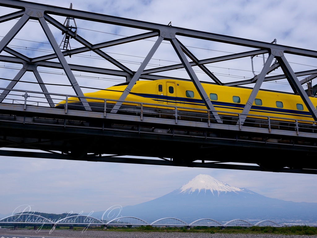 富士川のドクターイエローの写真̌̎曇天を駆ける̏ - 富士ע周辺エリア࿸静岡ݼ࿹̍