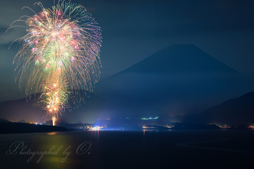 富士山と̌本栖湖神湖祭̍花火大会の写真̌̎静かなる夜に咲く̏ - 精進湖・本栖湖・富士五湖西部周辺エリア࿸山梨ݼ࿹̍