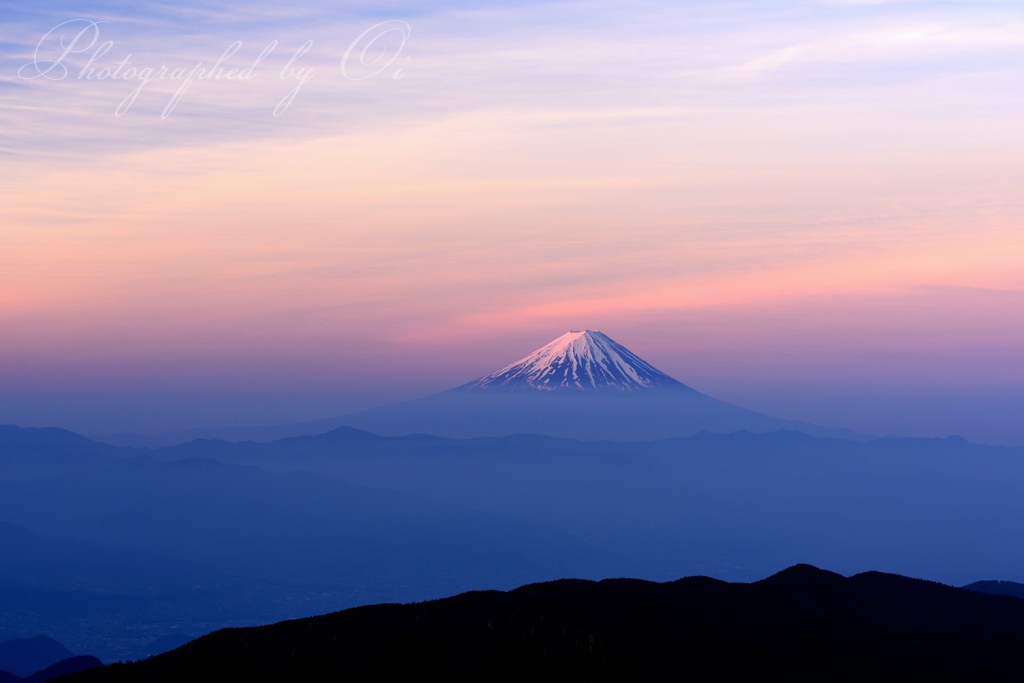 国師ヶ岳からの富士山の写真̌̎孤高染めて̏ - 奥秩父連山稜線エリア࿸山梨ݼ・長野ݼ࿹̍