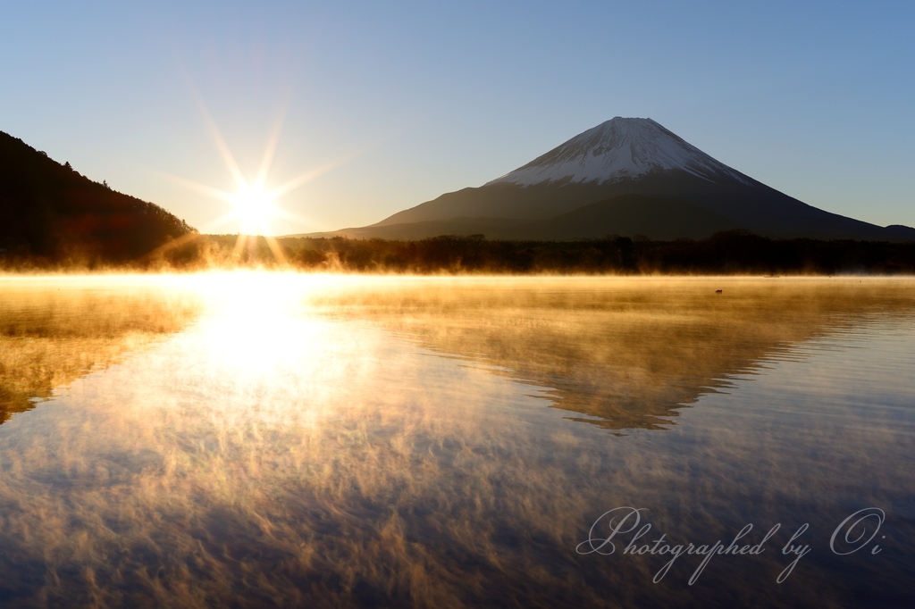精進湖の気嵐と富士山の写真̌̎湖面燃ゆる̏ - 精進湖・本栖湖・富士五湖西部周辺エリア࿸山梨ݼ࿹̍