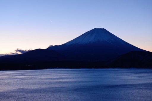 三日月と本栖湖の富士山の写真