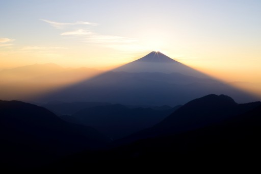 安倍峠から望むダイヤモンド富士の写真