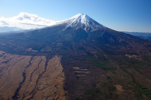 空撮の富士山（富士吉田市上空）の写真