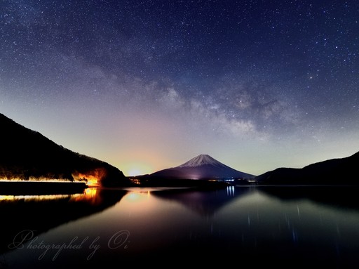 本栖湖から望む天の川と富士山の写真