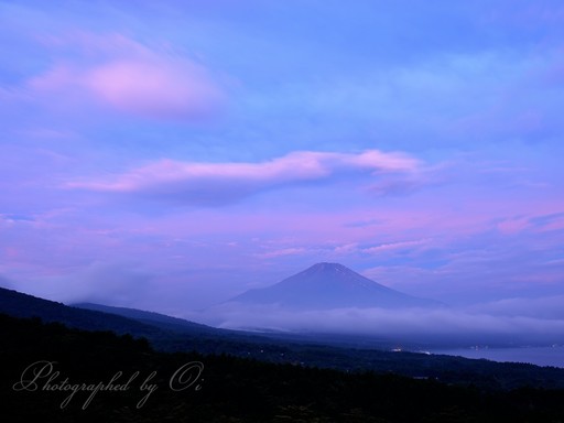 山中湖パノラマ台（三国峠）より望む朝焼けの吊るし雲と夏の富士山の写真
