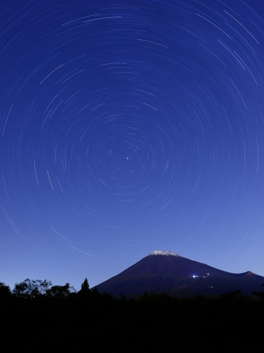 天照教林道から北天の日周運動と富士山の写真