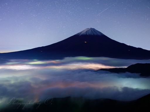 富士山とオリオン座流星群の写真