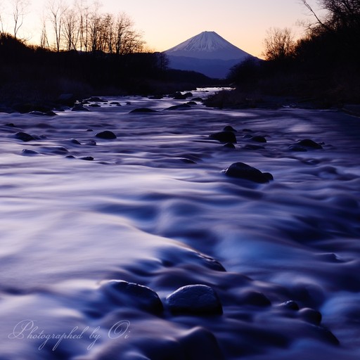 北杜市・塩川から望む夜明けの富士山の写真