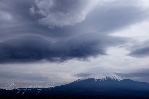 高座山から望む吊るし雲と笠雲の富士山の写真