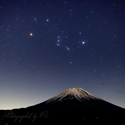 富士山とオリオン座の星空の写真