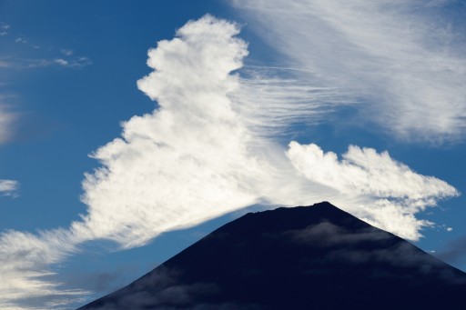 富士山と夏の雲の写真