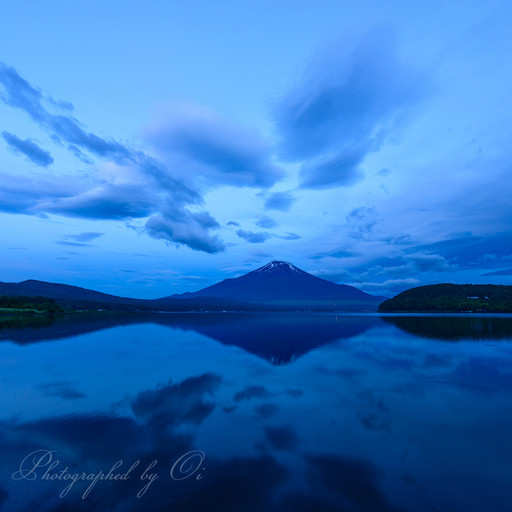 山中湖より望む夜明けの吊るし雲と富士山の写真