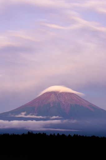 朝霧高原から望む富士山と夕焼けの写真