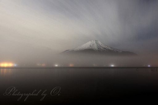 山中湖の夜霧の写真
