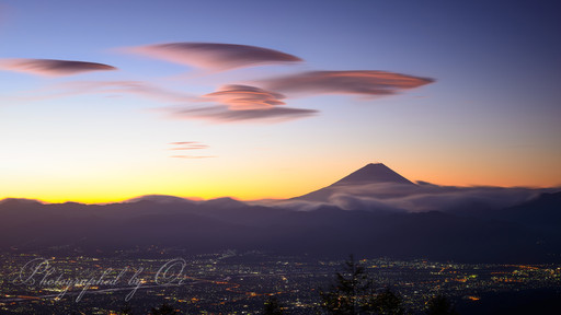 甘利山から望む富士山と朝焼けの吊るし雲の写真