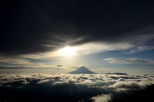 櫛形山から望む雲海と富士山の写真