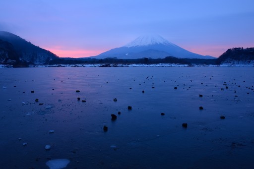 氷結した精進湖より望む朝焼けと富士山の写真