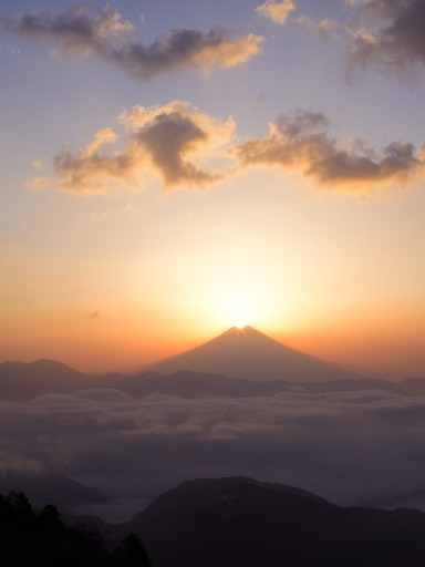 七面山より望むダイヤモンド富士の写真