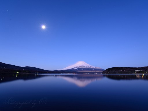 山中湖の富士山と月の写真