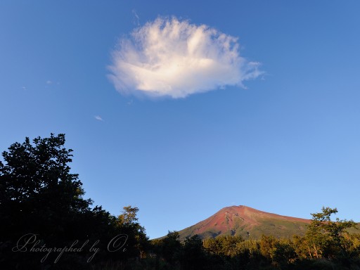 赤富士と吊るし雲の写真