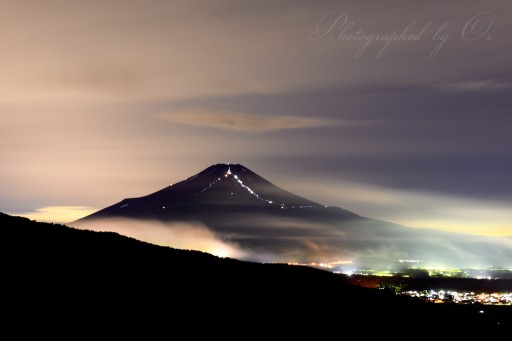二十曲峠の夜景と富士山の写真