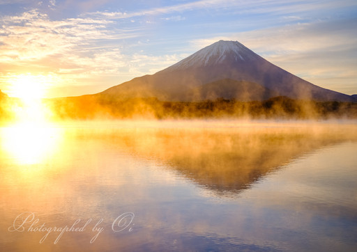 気嵐の精進湖より富士山（逆さ富士）の写真