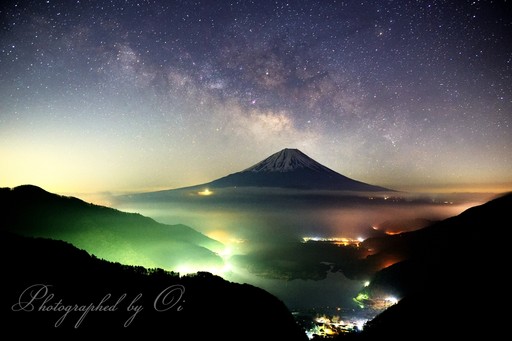 精進峠から望む雲海と天の川の富士山の写真
