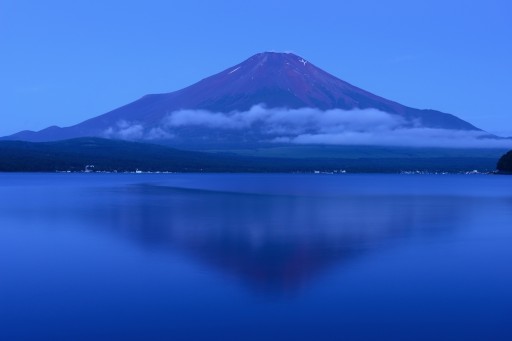 山中湖から夜明けの富士山の写真