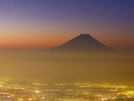 甘利山の夜景と夜明けの写真