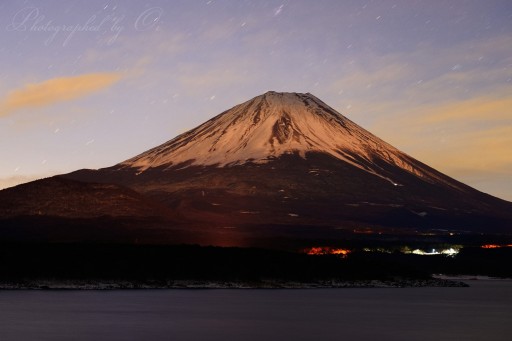 本栖湖の月光紅富士の写真