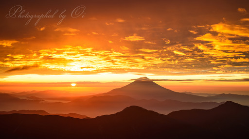 南アルプス赤石岳より朝焼けと日の出、富士山の写真