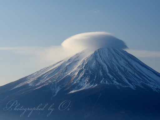 御坂黒岳から見る笠雲の富士山の写真