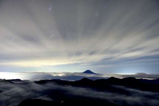 赤石岳から望む富士山と夜景の写真