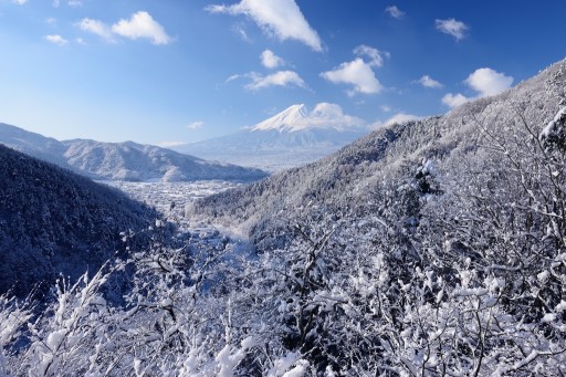 御坂峠富士見橋より望む雪景色と富士山の写真