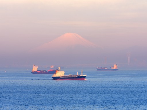 海ほたるPAから望む富士山の写真