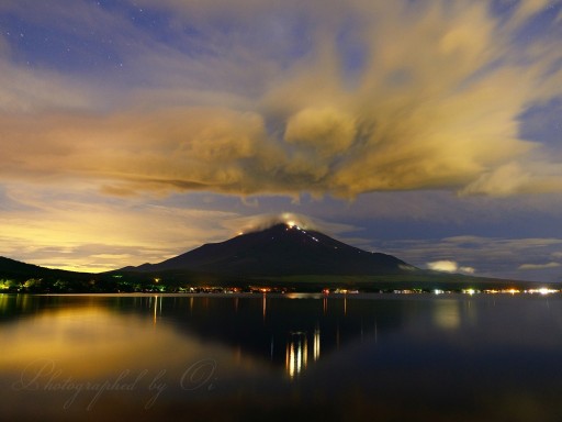 山中湖の夜景と吊るし雲の写真