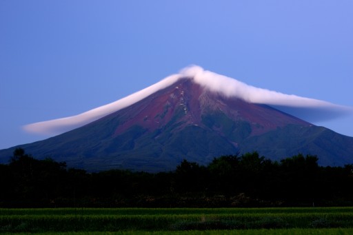 富士吉田市農村公園から望む赤富士と笠雲の写真
