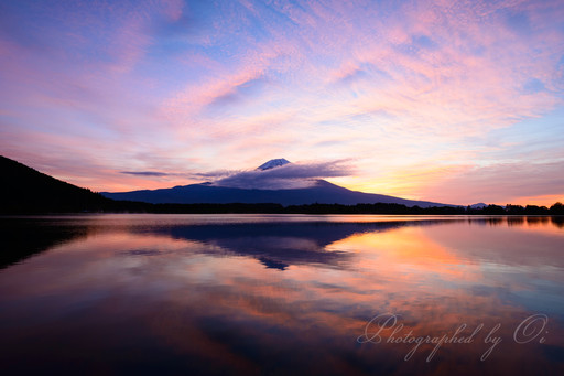 田貫湖より望む富士山と朝焼けの写真