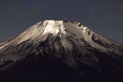 山中湖より望む月光の銀富士の写真