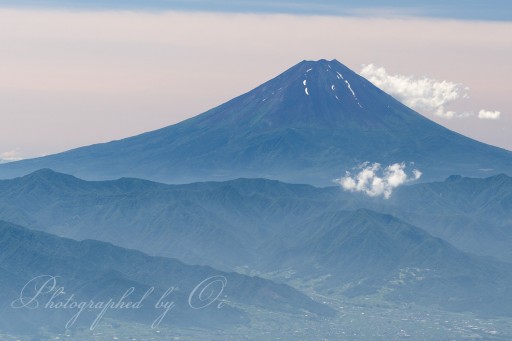 国師ヶ岳から見る富士山の写真
