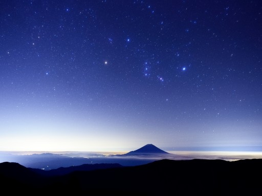 千枚岳(千枚小屋)から望む富士山と星空の写真