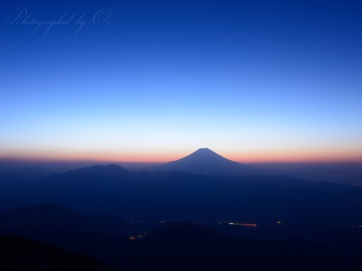 七面山からの夜明けの富士山の写真