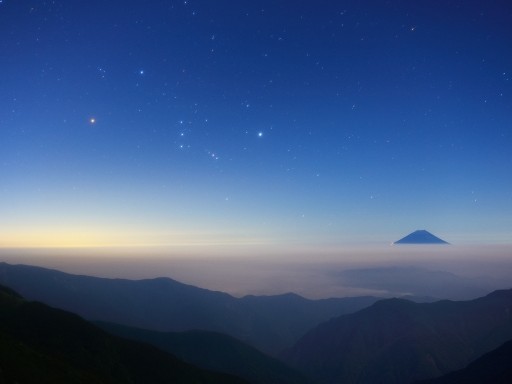 北岳から望む富士山とオリオン座の写真