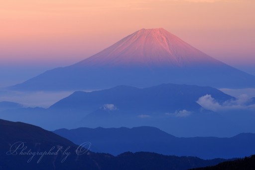 小河内岳より望む富士山（赤富士）と山並みの写真