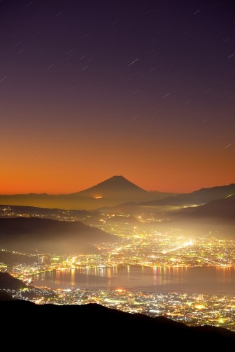 高ボッチ高原からの夜明けの富士山と夜景の写真