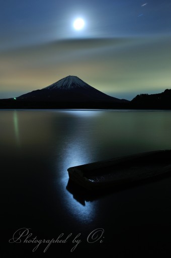 精進湖の月と富士山の写真