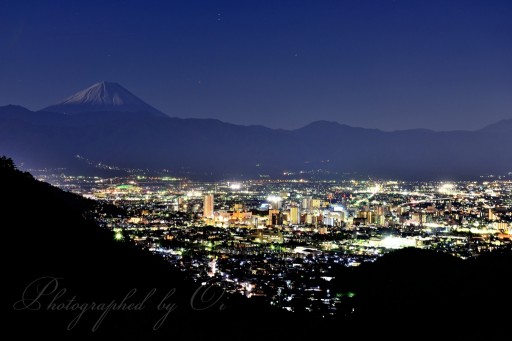 和田峠の夜景と富士山の写真