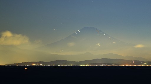 三浦半島葉山から望む夏の夜の富士山の写真