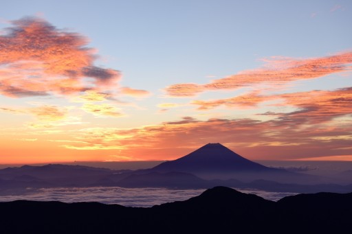 赤石岳からの朝焼けと富士山の写真