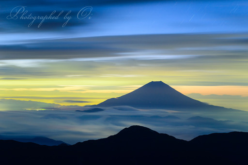 南アルプス赤石岳より富士山と朝焼けと雲海の写真